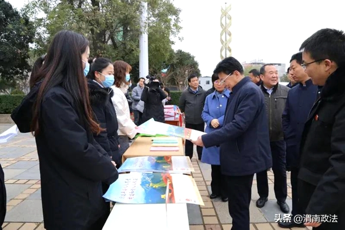 12月4日，富平县人民法院积极参与、组织法官干警参加全县“12.4国家宪法日”宣传活动。