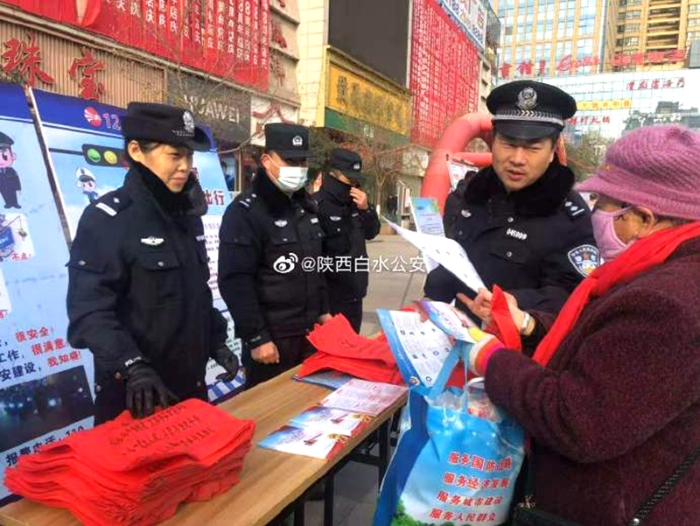 12月4日，白水公安法制大队民警在苹果广场举办了以“深入学习宣传习近平法治思想 大力弘扬宪法精神”为主题的国家宪法日宣传活动。