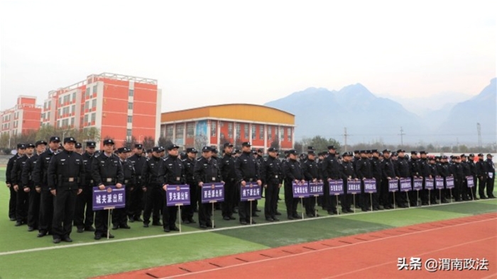 12月4日上午，华阴市公安局举行2020年全警实战大练兵警务实战技能会操。