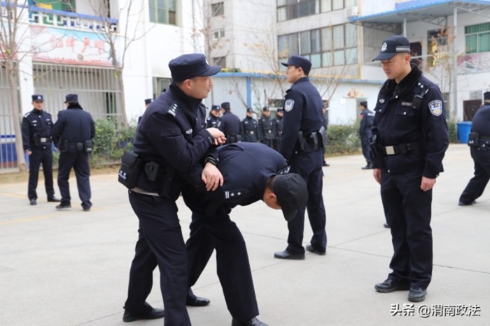 12月4日，渭南市公安局华州分局组织开展警务实战技能练兵活动。