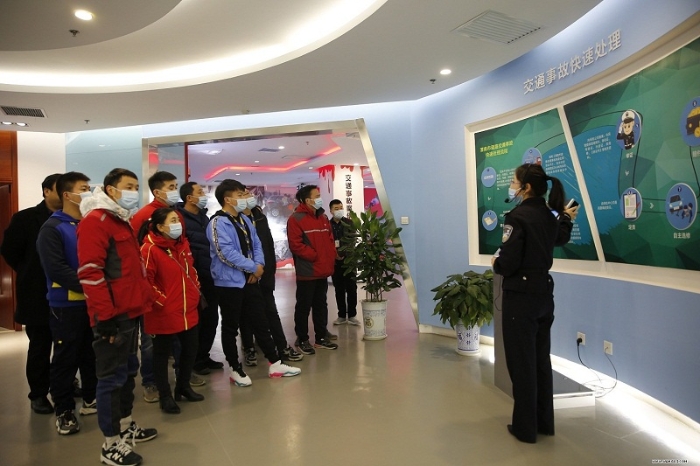 佩戴安全头盔1 佩戴安全头盔1