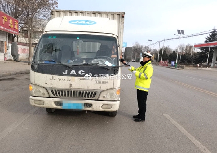 12月10日，白水公安交通管理大队秦泉中队民警严查一盔一带交通违法行为。