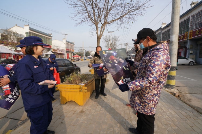 冬防进行时 | 临渭消防赶集送平安，防火知识暖人心（图）