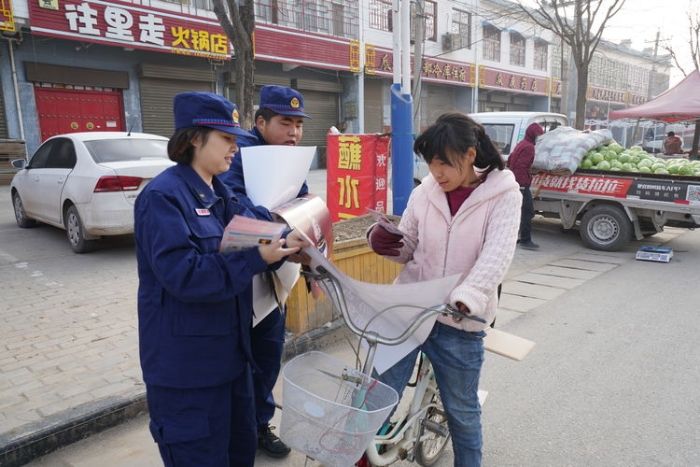 冬防进行时 | 临渭消防赶集送平安,防火知识暖人心(图)