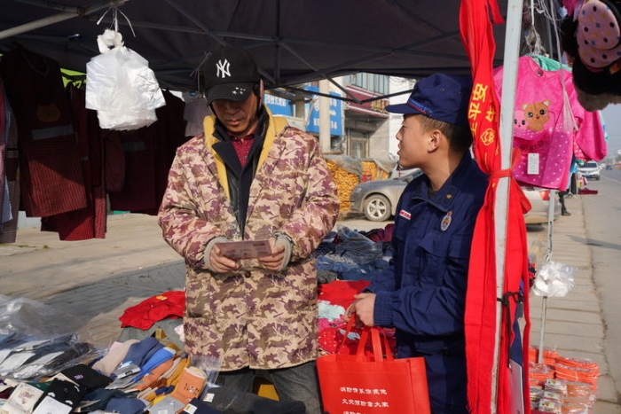 冬防进行时 | 临渭消防赶集送平安,防火知识暖人心(图)