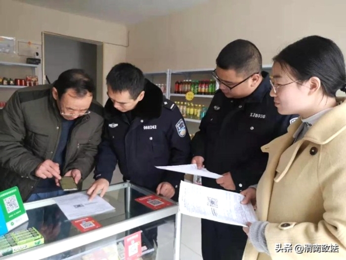 12月11日，四知派出所“同心”警务室民警走进辖区街面门店，开展防电诈宣传活动。