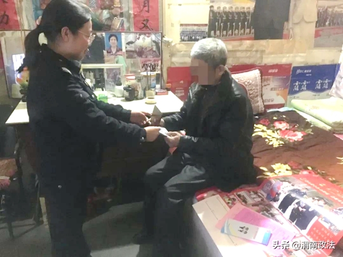 。近日，合阳县公安局皇甫庄派出所户籍室开展送证上门服务，赢得了群众的高度赞扬。