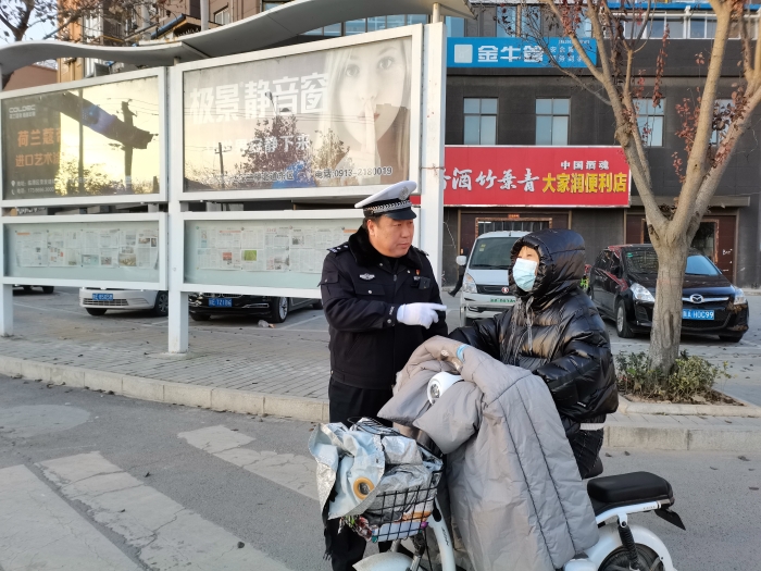 高新交警大队扎实开展摩托车电动车不佩戴安全头盔违法行为整治行动