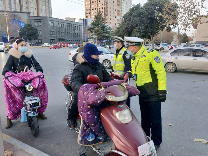 高新交警大队扎实开展摩托车电动车不佩戴安全头盔违法行为整治行动