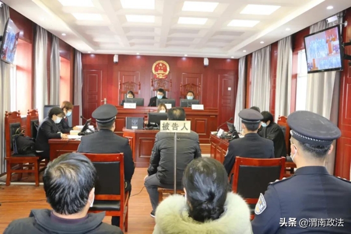 近日，临渭区人民检察院邀请2名人民监督员走进临渭区人民法院故市法庭，旁听一起涉嫌职务犯罪案件庭审。