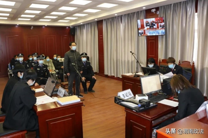 近日，临渭区人民检察院邀请2名人民监督员走进临渭区人民法院故市法庭，旁听一起涉嫌职务犯罪案件的庭审。