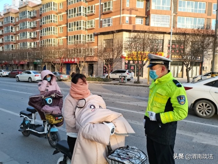 12月14日，高新交警大队全员上路，扎实开展摩托车、电动自行车不佩戴安全头盔交通违法专项整治行动。