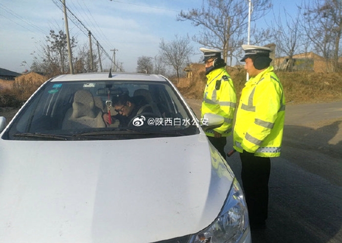 12月14日，白水公安交通管理大队民警在县城内开展整治工作，严查交通违法行为。