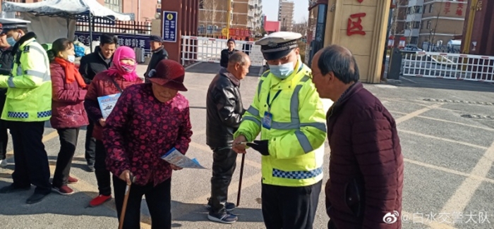 12月15日，白水县公安局交通管理大队秦泉中队民警进入社区开展交通安全宣传工作。