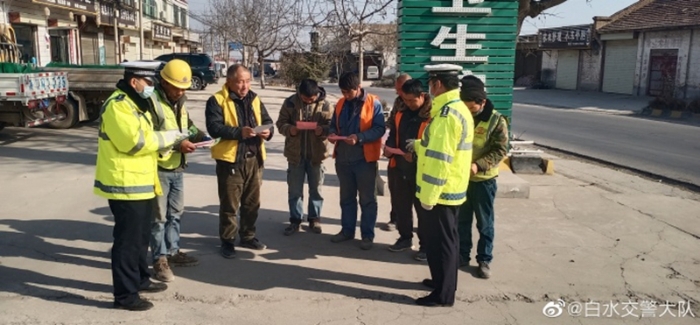 12月16日，白水县公安局交通管理大队组织警力联合村干部开展交通安全进村入户宣传活动。
