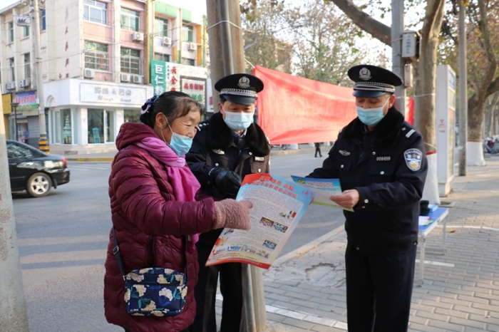 12月15日上午，临渭分局东风街派出所在东风广场开展了主题为“珍惜生命和健康 请勿燃放烟花爆竹”宣传活动。