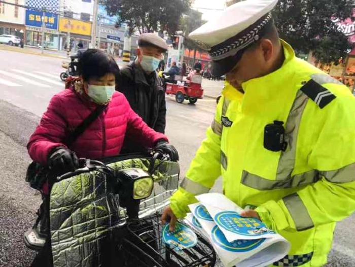 12月17日，华州交警城区中队民警对不带头盔违违法行为进行劝导，粘贴宣传标语，引导非机动车驾驶人文明出行。