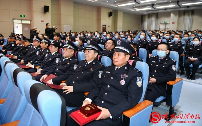 渭南市公安局机关2020年人民警察荣誉仪式现场。记者 许艾学摄