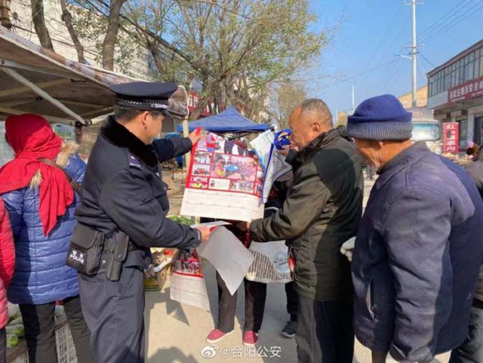 近日，合阳公安同家庄派出所民警在辖区集会日对农贸市场及人员密集区域进行安全防范宣传。