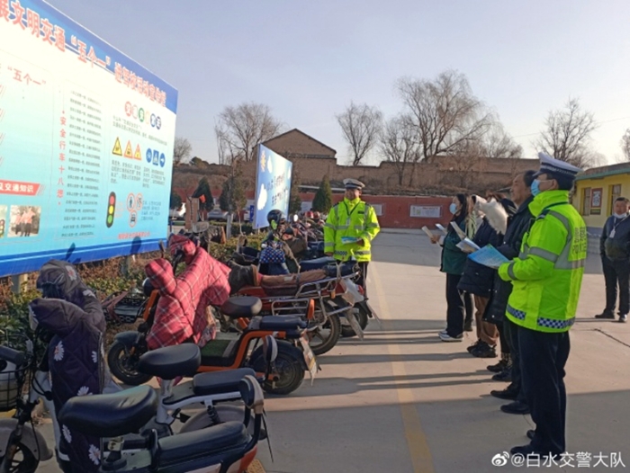 近日，白水公安民警走进辖区驾校开展文明交通进驾校“五个一”活动，加强对准驾驶员的安全教育。