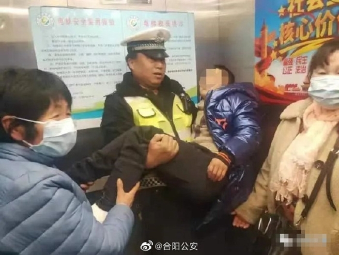 近日，合阳公安交警大队民警全力护送煤气中毒小孩就医。