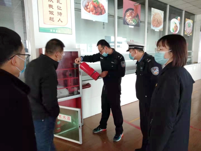 近日，公安临渭分局吝店派出所对辖区内各个学校进行了消防安全大检查。