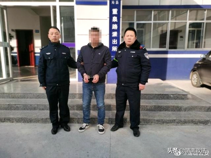 近日，潜逃九年男子在家属的陪同下主动到所投案自首。