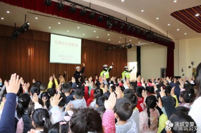 近日，蒲城公安交警走进辖区第二幼儿园，开展了丰富多彩的交通安全宣传教育活动。
