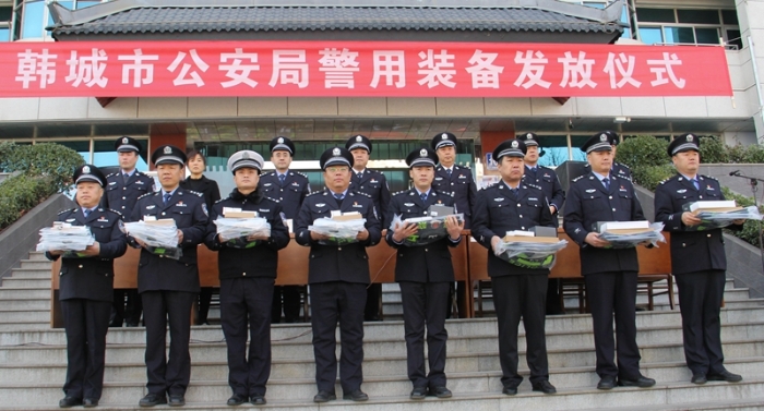 12月23日上午，韩城市公安局在市公安局机关大院举行警用装备发放仪式。