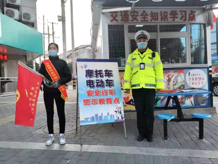 12月24日，华州交警城区中队强化开展“一盔一带”宣传活动。