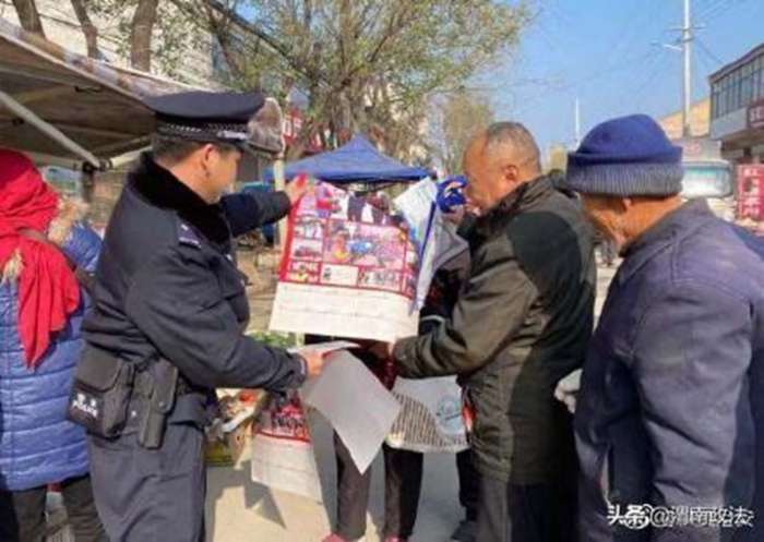 近日，合阳同家庄派出所组织民警借辖区集会人流量增大之际开展了安全防范宣传。