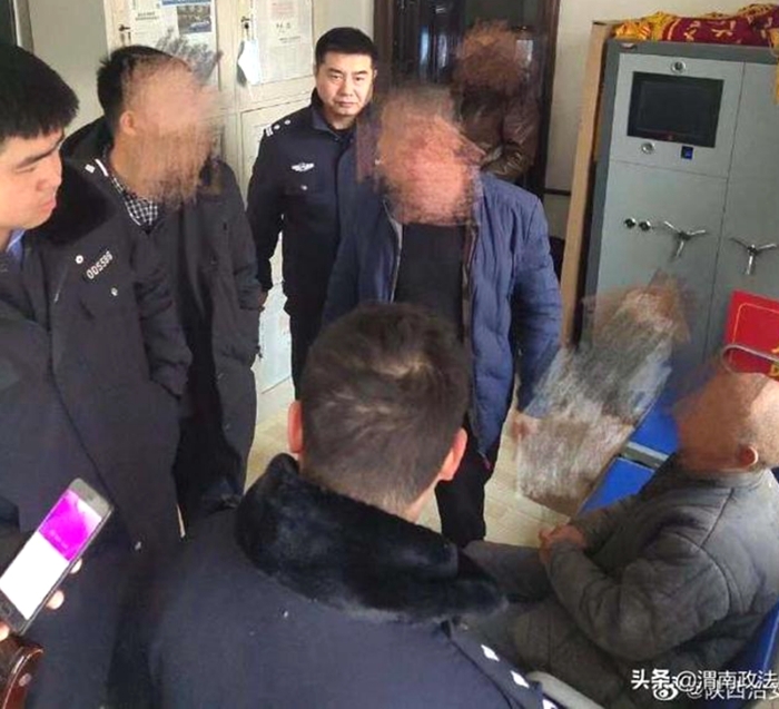 近日，华阴市城关派出所民警热心帮助迷路老人找到家属。