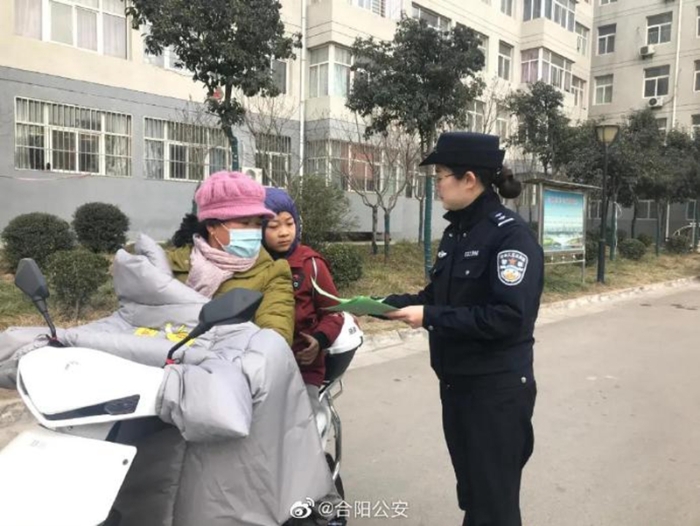 近日，合阳公安民警走进小区集中开展反电诈宣传活动。