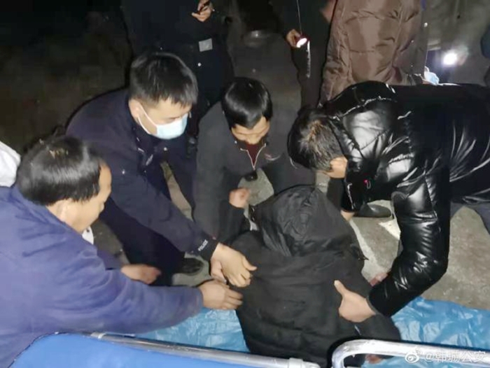 12月27日23时许，韩城公安龙门派出所民警及时救助突发高血压的孤寡老人。