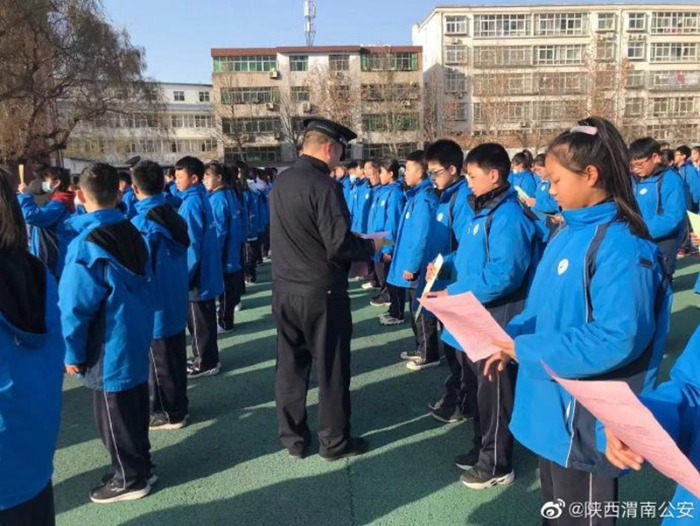 近日，华阴公安联合教育科技局举办反恐宣传进校园活动。