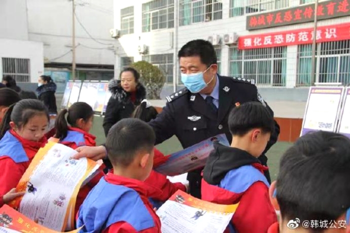 12月29日，韩城市反恐办在新城第三小学开展了反恐宣传教育活动。