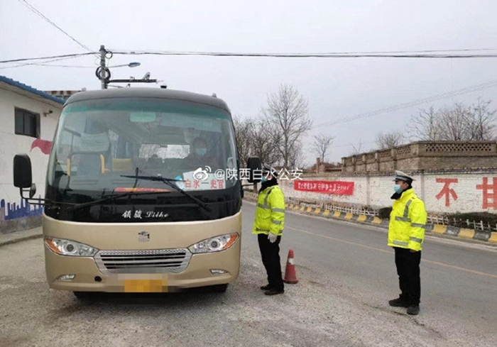 12月30日，白水公安交通管理大队加强违法车辆的查控力度，严格查处货车超员车辆。