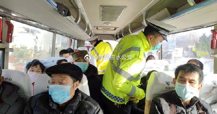 白水交警坚守2020年最后一班岗，为出行的群众提供一个安全、有序的道路交通环境。