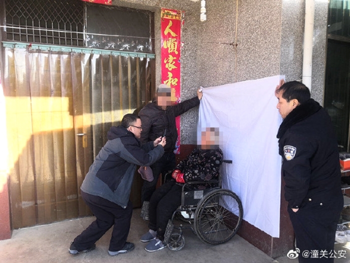 12月30日,潼关公安户政服务中心上门为老人办理身份证。