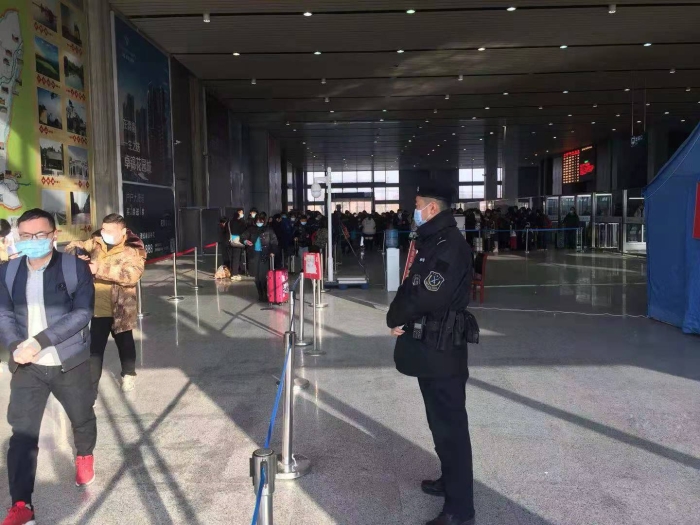 临渭公安:元旦民警执勤忙 坚守岗位保平安