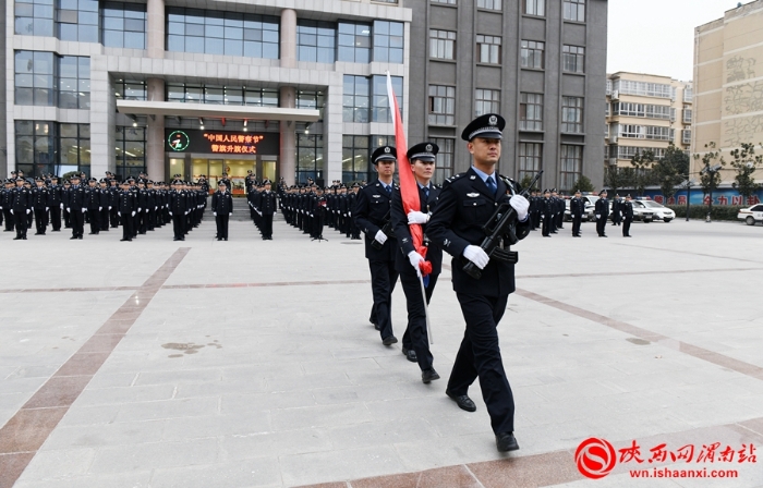 以训词为号令 以旗帜为指引 渭南市公安局隆重举行升警旗仪式（组图）