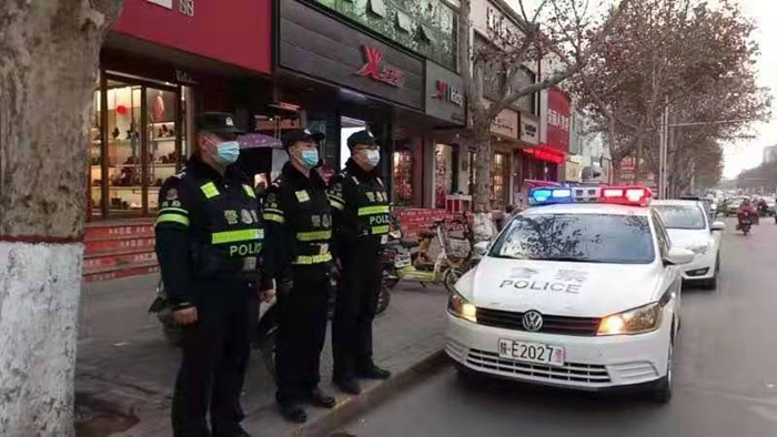 近日，蒲城县公安局巡特警大队扎实开展疫情期间的巡逻防控工作。