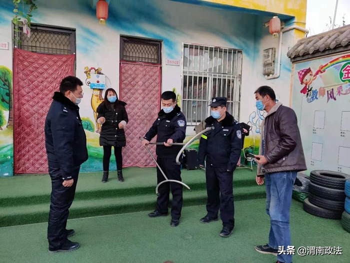 1月12日下午，合阳县公安局金峪派出所所长金超带领全所民警对辖区“九小场所”开展安全大检查。