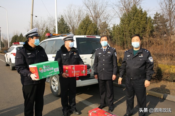 省公安厅交警总队副总队长周新民莅临渭南慰问一线民警检查督导工作（组图）