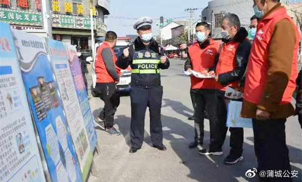 近日，@蒲城公安 交警走进罕井镇街道开展了“美丽乡村行”交通安全巡回宣传活动。