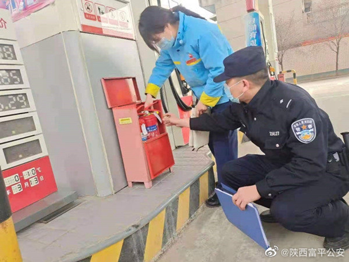 3月15日，富平公安王寮派出所组织民警走进辖区校园及周边环境、烟花爆竹零售店、小型工厂企业、加油站等检查消防设施，排查安全隐患。