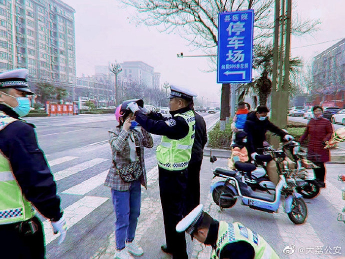 3月15日，大荔公安在城区开展非机动车骑乘人员未规范佩戴安全头盔专项整治行动。