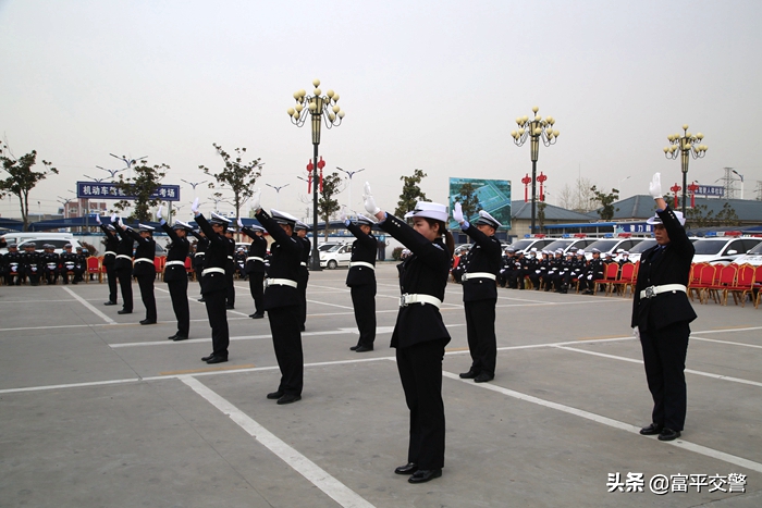 3月16日上午，富平县公安局交警大队举行全警实战大练兵队列会操比赛。