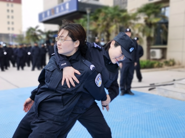 又帅又飒！今天蒲城警营战斗力爆棚—蒲城县公安局成功举办教育整顿暨春训练兵会操活动