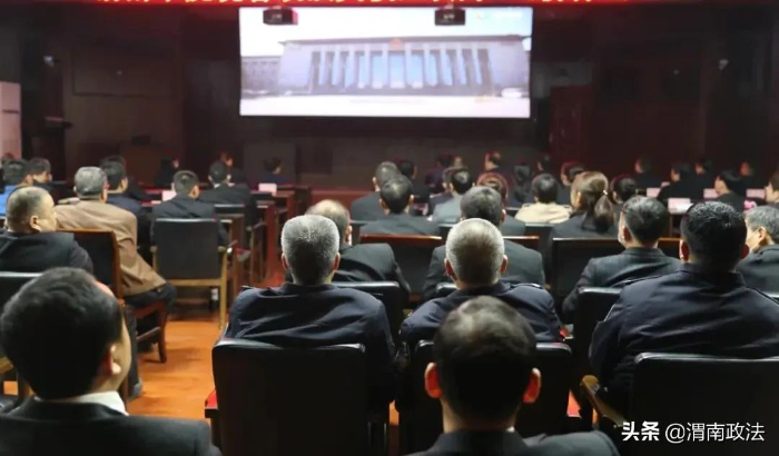 渭南中院组织全院法官干警集中收看政法英模宣传片（图）